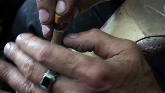 鞋匠在工作 车间修鞋的过程服务鞋类工匠零售动作职业工具材料专注手工图片