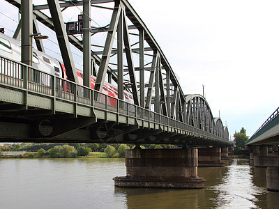 旧绿色金属铁路桥 红火车十字河和红列车图片