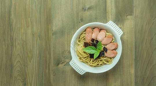 带香肠和干辣椒的意大利面条美食猪肉火腿食物草本植物辣椒蔬菜午餐油炸香料图片