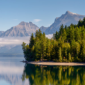 蒙大拿麦克唐纳湖的景象山脉环境岩石反射树木顶峰公园平头旅行风景图片