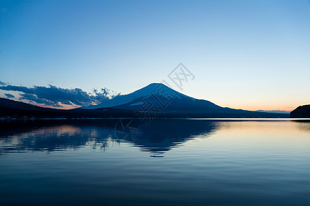 富士山和亚马纳卡湖天际季节天空花朵文化遗产世界遗产顶峰蓝色日出火山图片