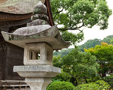 日本寺庙的石灯装饰品艺术叶子绿色文化旅游森林灯笼宗教神社图片