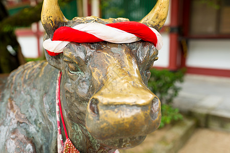 神社的Ox雕像图片