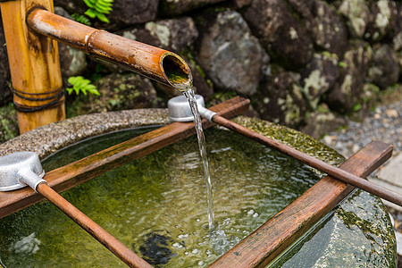 日本寺庙的冲洗池图片