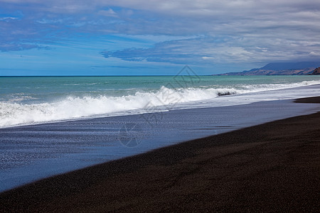 拉兰吉海滩冲浪绿色蓝色灰色黑色火山海洋水平白色泡沫背景图片