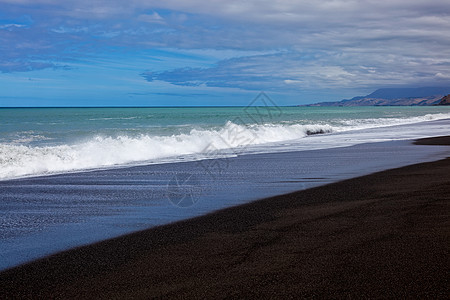 拉兰吉海滩冲浪绿色蓝色灰色黑色火山海洋水平白色泡沫图片