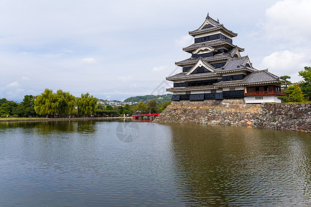 松本城堡文化公园地标晴天旅游反射旅行游客历史石头图片