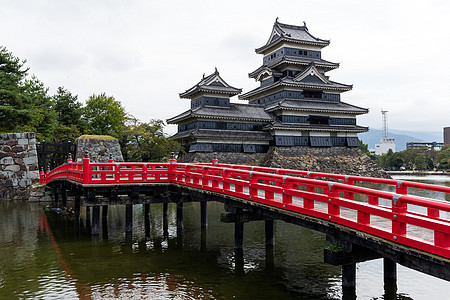 松本市的松本城忍者游客石头遗产蓝色城堡武士地标旅行乌鸦图片