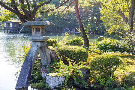 传统的日本花园和石器灯笼文化吸引力太阳石头绿色植物旅行花园岩石观光公园图片