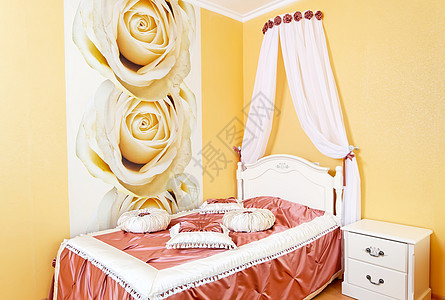 漂亮的卧室内有玫瑰和织物枕头图片