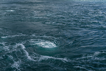 鸣笛旋流阳光蓝色天际海浪四国海峡涡流漩涡海景晴天图片
