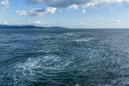 日本东北岛的鸣里旋流潮汐蓝色忍者海峡大桥城市阳光海景海浪交通图片