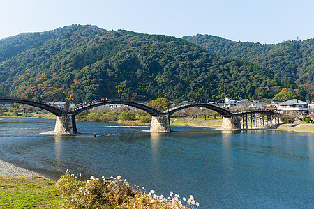 日本传统Kintai大桥游客风景建筑蓝色旅行阳光石头晴天天空曲线图片