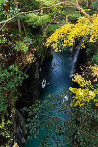 日本高原峡谷旅行悬崖瀑布公园绿色岩石森林黄色图片