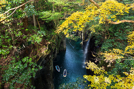 高原峡谷瀑布黄色树叶公园绿色旅行森林蓝色岩石图片