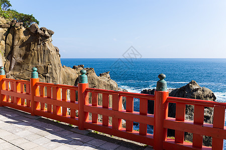 日本青岛神社和海岸线图片