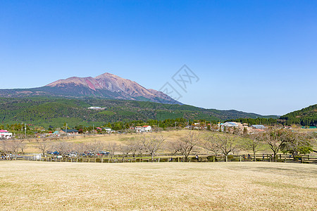 日本的知岛山蓝色森林农村草地天空丛林风景场地草原国家图片