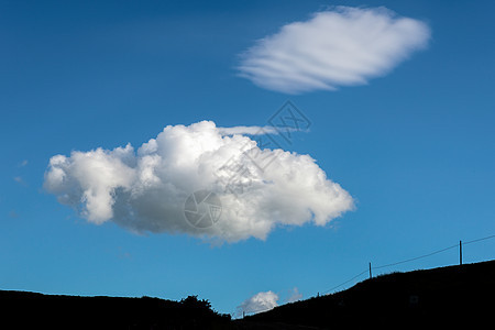 横飞的乌云飘过奥丽西亚・托斯卡纳图片
