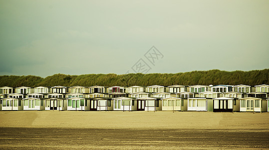 海滩上的海滩小屋木屋海景房风化房子蓝色木头乡村明信片目的地文化图片