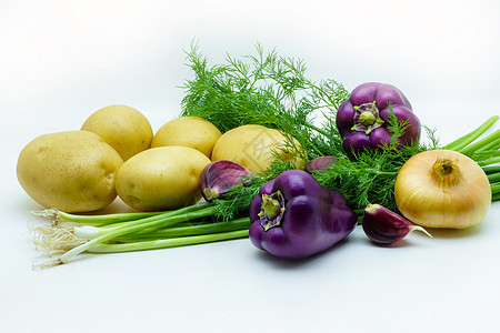 将新鲜生蔬菜放在白色背景上 选择包括土豆 绿洋葱 胡椒 大蒜和洋葱茄子烹饪有机食品早餐框架树叶农场饮食盒子图片