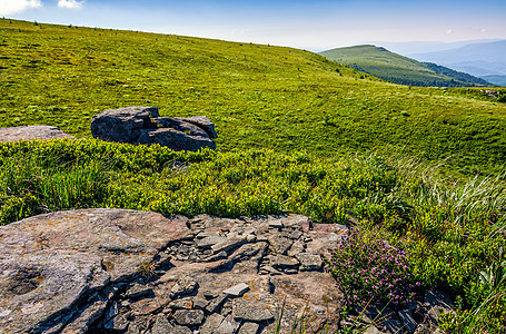 山脊顶的巨石地面爬坡岩石旅行山坡草地高山风景石头旅游图片