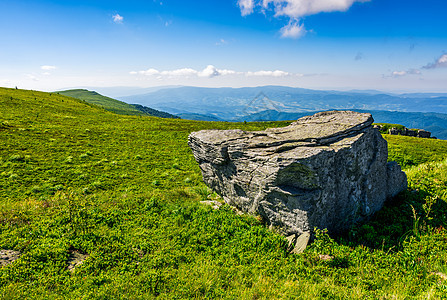 山脊顶的巨石地面风景岩石高山戏剧性环境山坡晴天石头顶峰图片