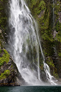 米尔福德湾瀑布瀑布山脉瀑布公园环境峡湾悬崖旅游荒野风景国家图片