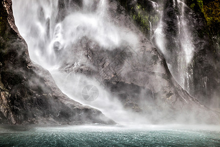 米尔福德湾瀑布瀑布悬崖海洋瀑布国家公园旅行峡湾山脉荒野风景图片