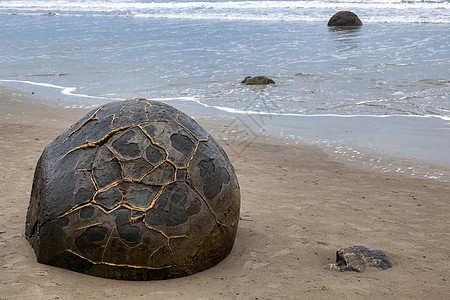 Moeraki 博板侵蚀海岸线地质学冲浪蓝色岩石沿海浅滩支撑海洋图片