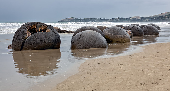 Moeraki 博板海浪球形巨石地标波浪地质学海岸风景海洋支撑图片