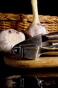 压蒜器和大蒜瓣金属烹饪营养食物白色敷料灰色工具桌子灯泡图片