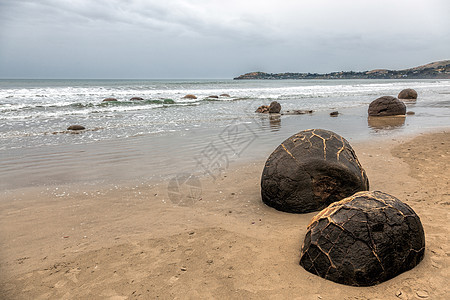 Moeraki 博板海洋海浪低潮石头天空冲浪岩石支撑地理海岸线图片