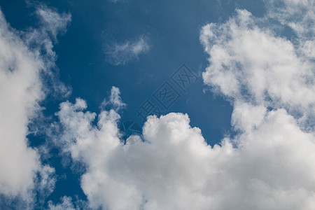 美丽的天空和云层覆盖太阳季节照片晴天空气沉淀雨云蓝色气候气氛蓝天图片