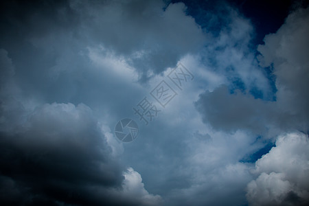 美丽的天空和云层覆盖太阳云雾蓝色雨云天堂水分空气照片沉淀蓝天气候图片