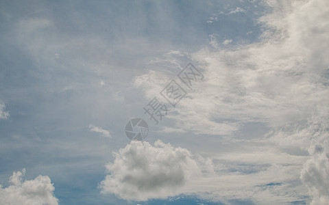 美丽的天空和云层覆盖太阳沉淀积雨晴天天气雨云蓝色云雾气氛季节天蓝色背景图片