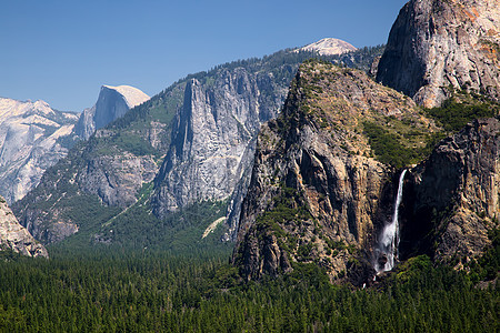 Yosemite 瀑布岩石旅行地标荒野石头针叶公园环境松树地质学图片