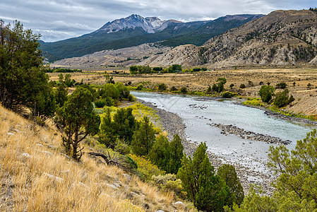 蒙大拿黄石河景象风景白色天空绿色移民国家丘陵蓝色荒野树木图片
