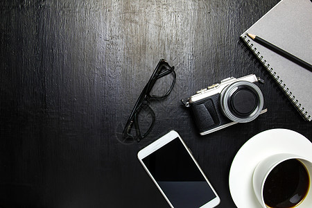 用咖啡杯 笔记本 相机对办公桌工作空间的顶部视图铅笔咖啡职场空白旅行商业木头黑色杯子桌子图片