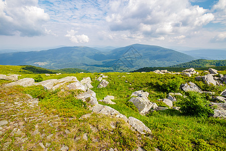 山顶山谷中的巨石块山坡绿色爬坡草地顶峰地面戏剧性场地日出风景图片