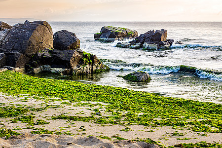 沙滩上的海浪石头岩石支撑闲暇海景旅游海岸风暴海洋巨石图片