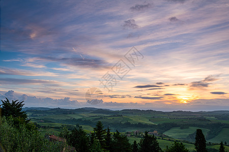 VAL DORCIA 托斯卡纳意大利5 月 21 日 Val dOrcia Tu 的农田场景树木丘陵格式季节蓝色农村旅游风景土地图片