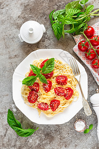 番茄 面包和奶酪的意大利面条厨房美食餐厅蔬菜叶子香菜午餐桌子盘子饮食图片