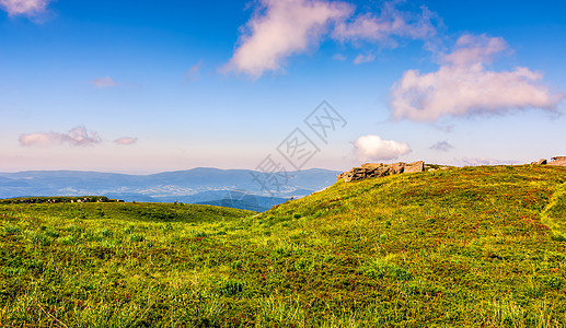 山脊顶的巨石岩石环境旅行旅游爬坡戏剧性高度顶峰晴天边缘图片