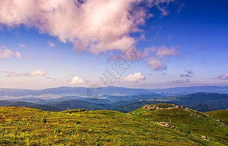 山脊顶的巨石高度高山旅行天空风景山坡石头边缘戏剧性荒野图片