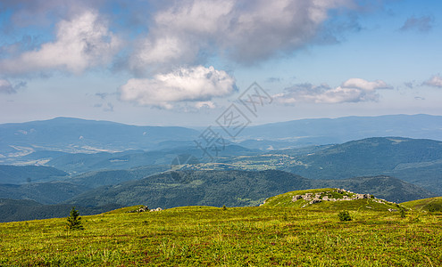 山脊顶的巨石晴天高山岩石草地地面山坡风景戏剧性石头高度图片