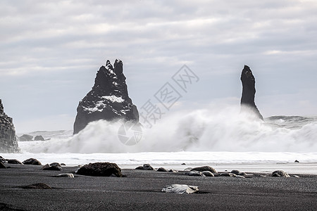 雷尼斯法哈拉火山海滩暴风天气支撑火山海岸线天空岩石柱子波浪戏剧性地质学海景图片