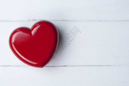 白色木制背景上的红色心形 爱和情人节概念图片