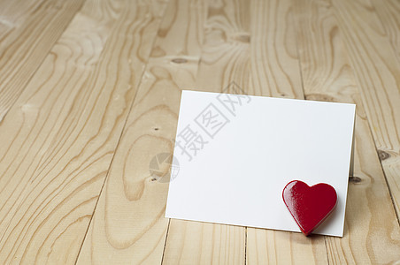 在白色空插件旁边的红色心脏 情人节和爱情概念问候语边界框架礼物风格空白装饰木头图片