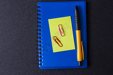 蓝色笔纸 有多色贴纸和笔文书软垫木头铅笔笔记组织螺旋学校办公室商业图片