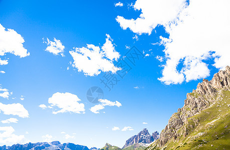 意大利多洛米提山上的蓝天远足石头高山旅游天空旅行风景全景岩石顶峰图片